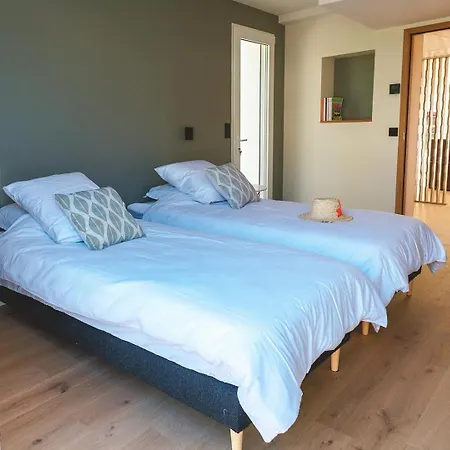 Les Pins - Royan, 350 Metres De La *